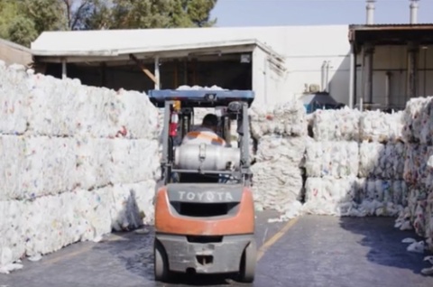 Lift machine with block of compacted jugs